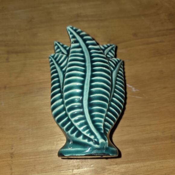 VTG Majolica Emerald Green Frond Leaf Vase 2.5”W 4 1/8”T Fern - Picture 3 of 6